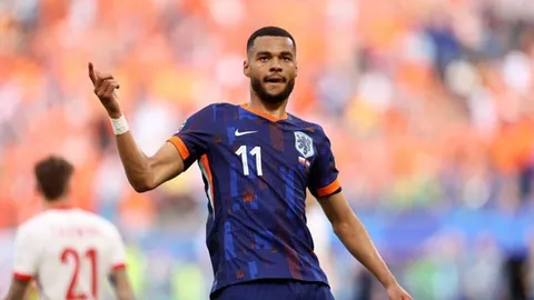 韩世预赛结束，李刚仁腿伤未愈，扶拐步履蹒跚离场